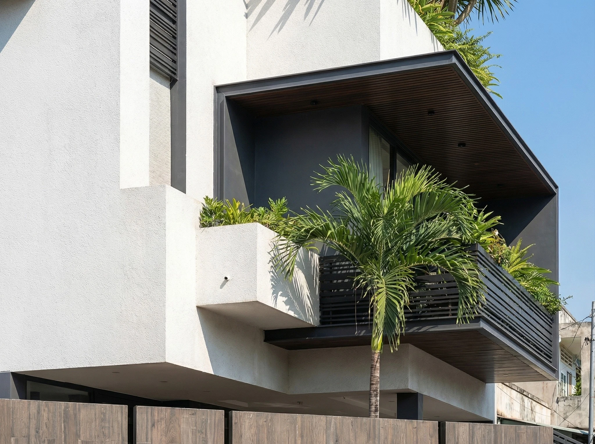 Chi tiết ban công vát góc tầng 2 phủ xanh biệt thự UL House