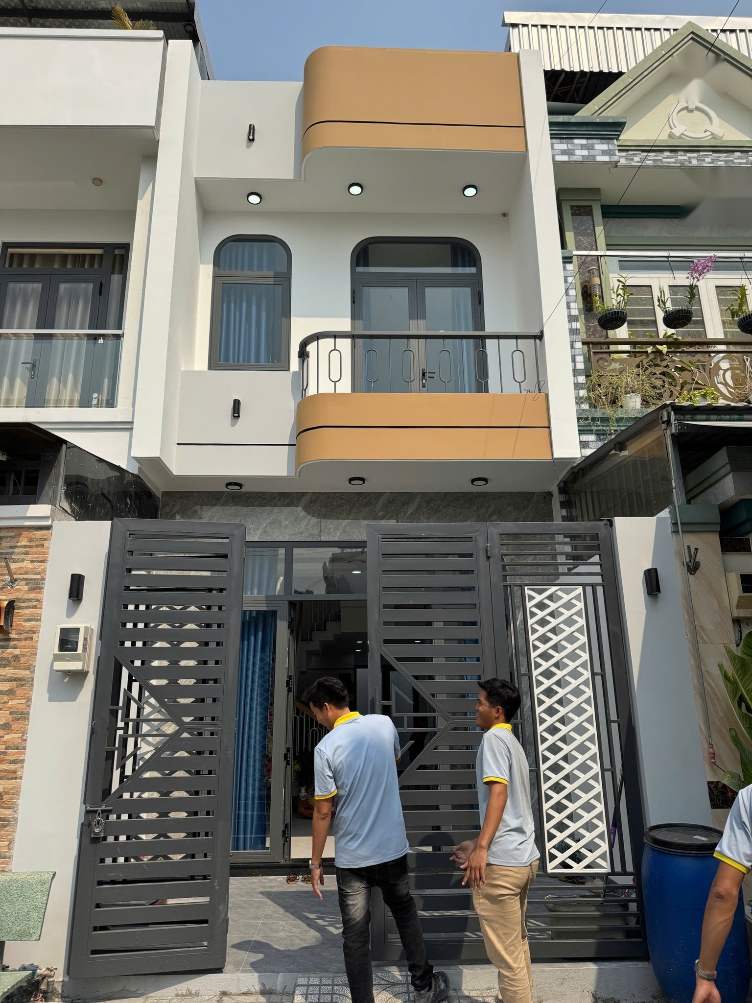 Góc nghiêng nghệ thuật tôn vinh đường cong ban công và hệ mái ốp gỗ ngoài trời
