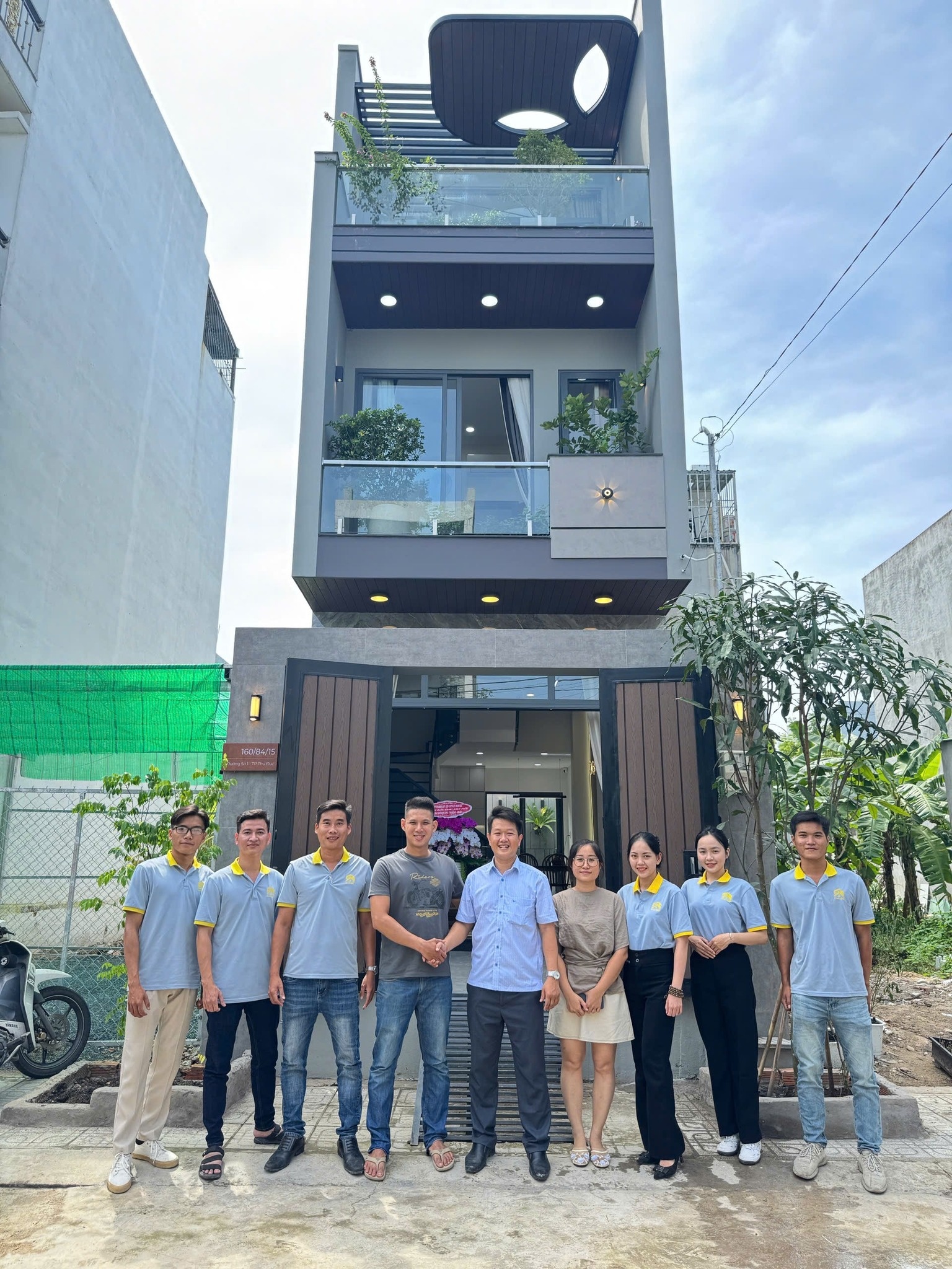 Phối cảnh 3D góc ngước nghệ thuật tôn vinh vòm mái ốp gỗ và cây xanh ban công