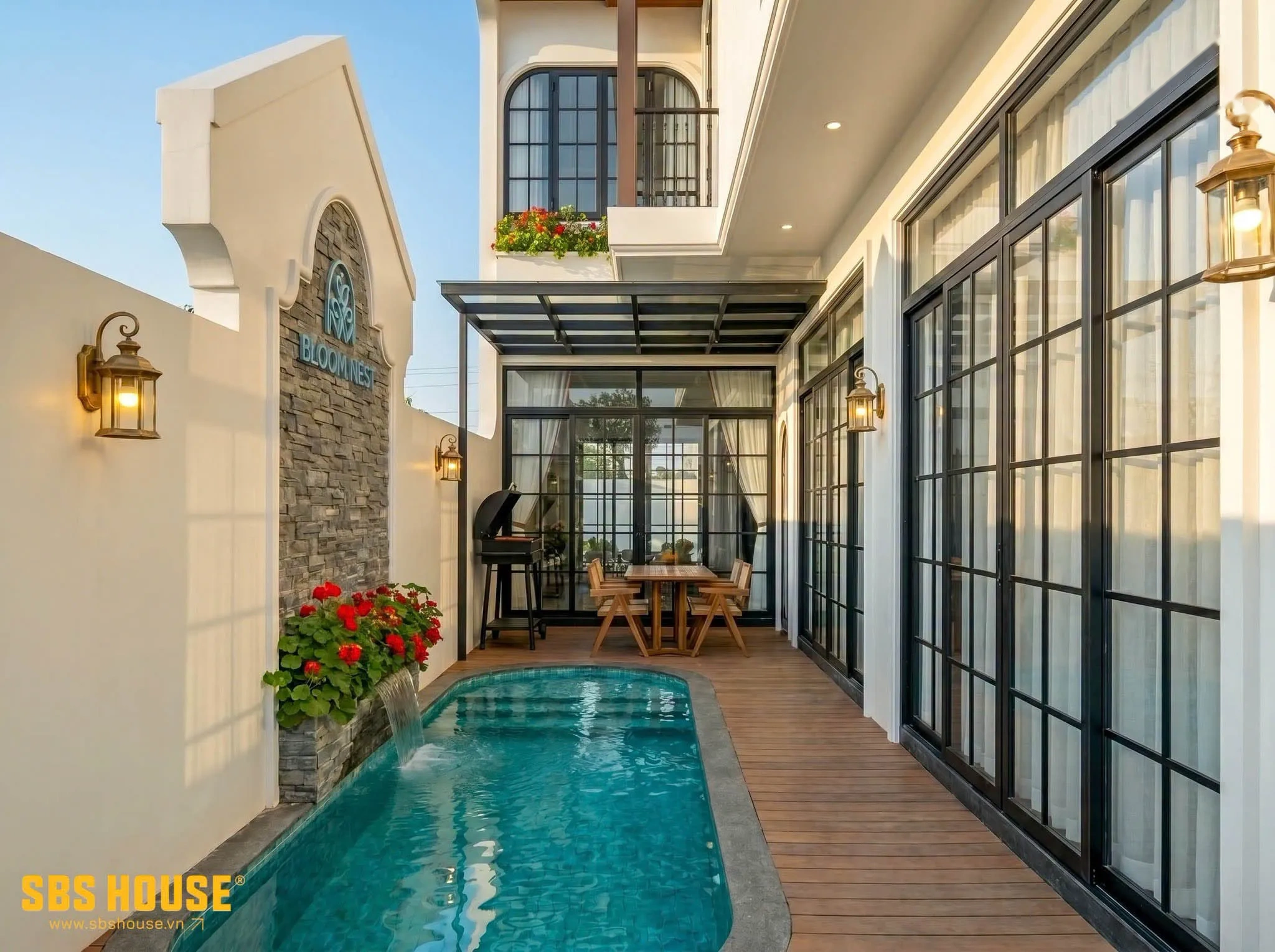 Hồ bơi sinh thái và sàn gỗ thư giãn bên hông nhà phố 8x25m
